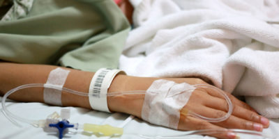 Kvinna får behandling för cancer med cytostatika via slang in i blodet.