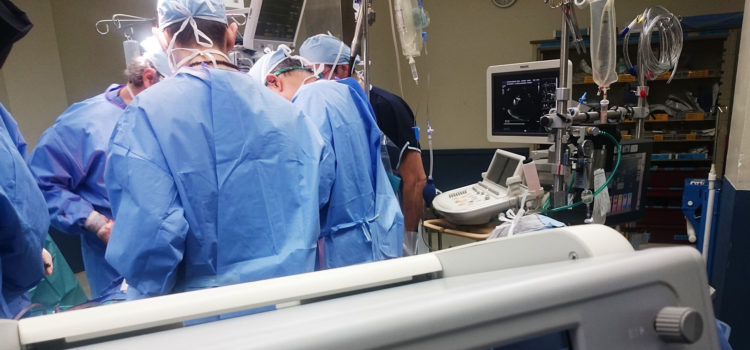 Kirurger opererar patient för att ta bort och behandla cancer.