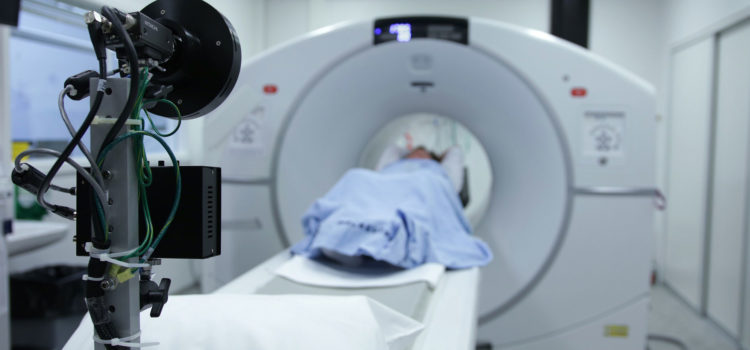 Person undersöks för cancer i en magnetkamera eller MRT