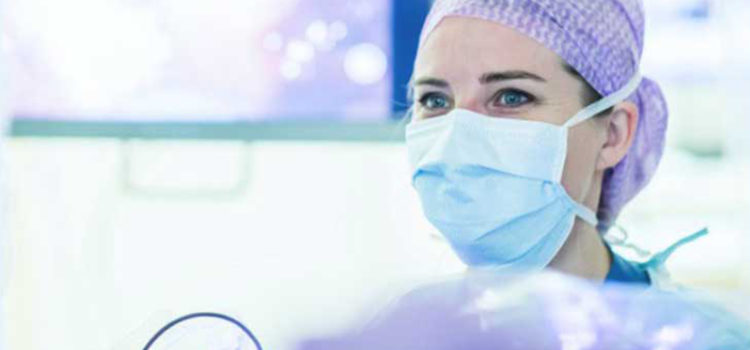 Närbild på en cancerläkare med munskydd