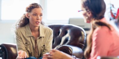 Kvinna prata med psykolog