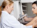 Cancerläkare utför mammografi på en patient