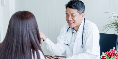 Läkare pratar med en patient
