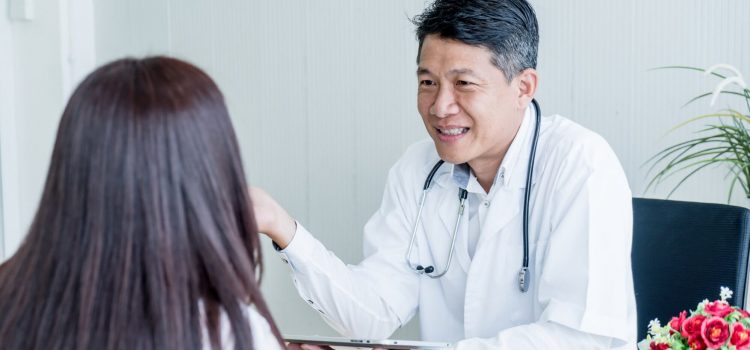Läkare pratar med en patient
